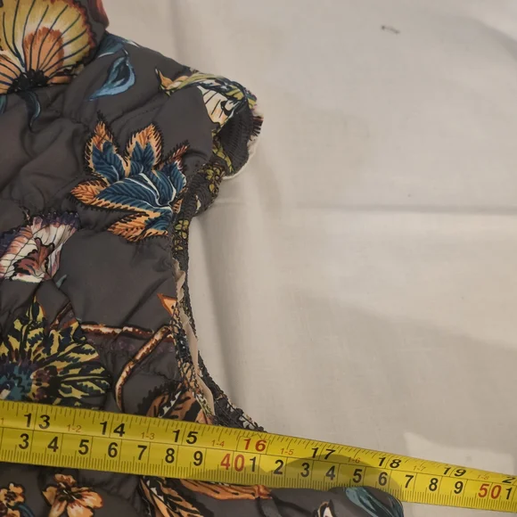 Anthropologie "Pure Good" Gray Quilted Floral Puffer Vest Multicolor Blooms Sz M - Picture 7 of 10